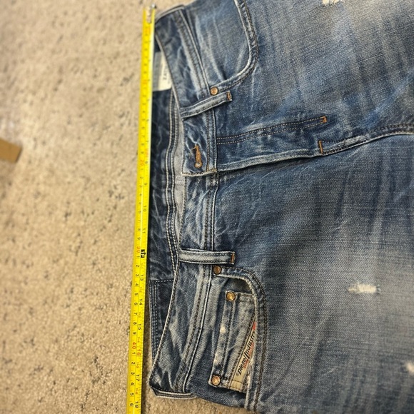 Diesel .”Zathan” size 30/34 EUC intentional
Tiny paint dots on leg- wide leg - Picture 16 of 16